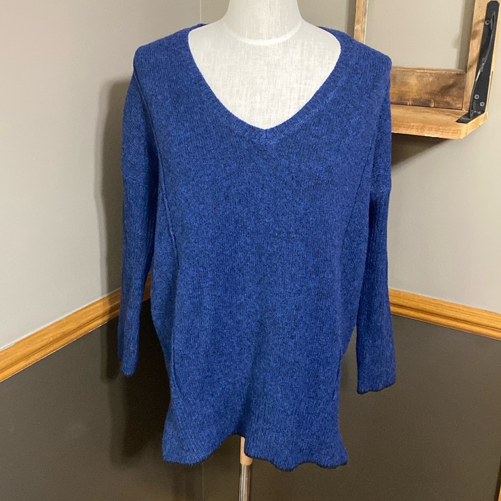 John + Jenn blue & black V neck 3/4 sleeve sweater size Medium
